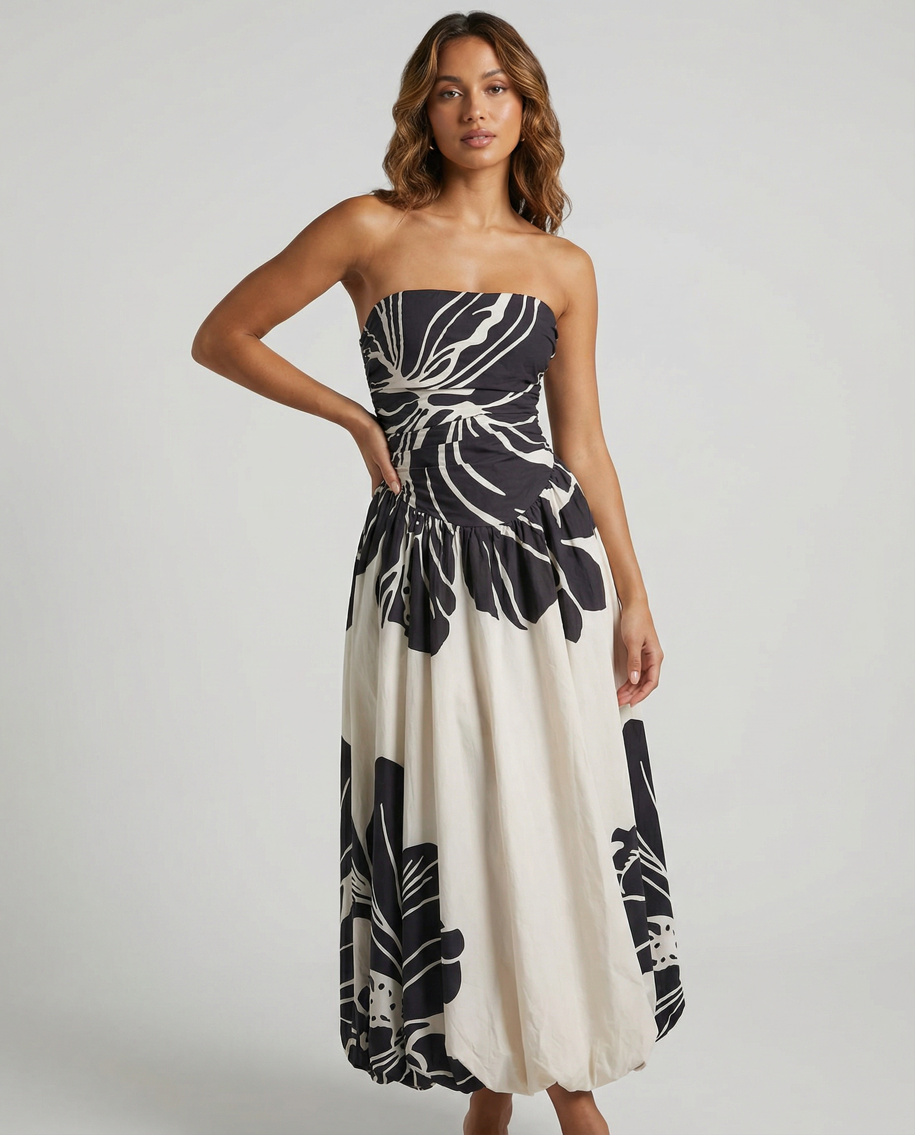 Bohemian Beach Dress – Elegant Strapless Summer Look for Wedding Guests