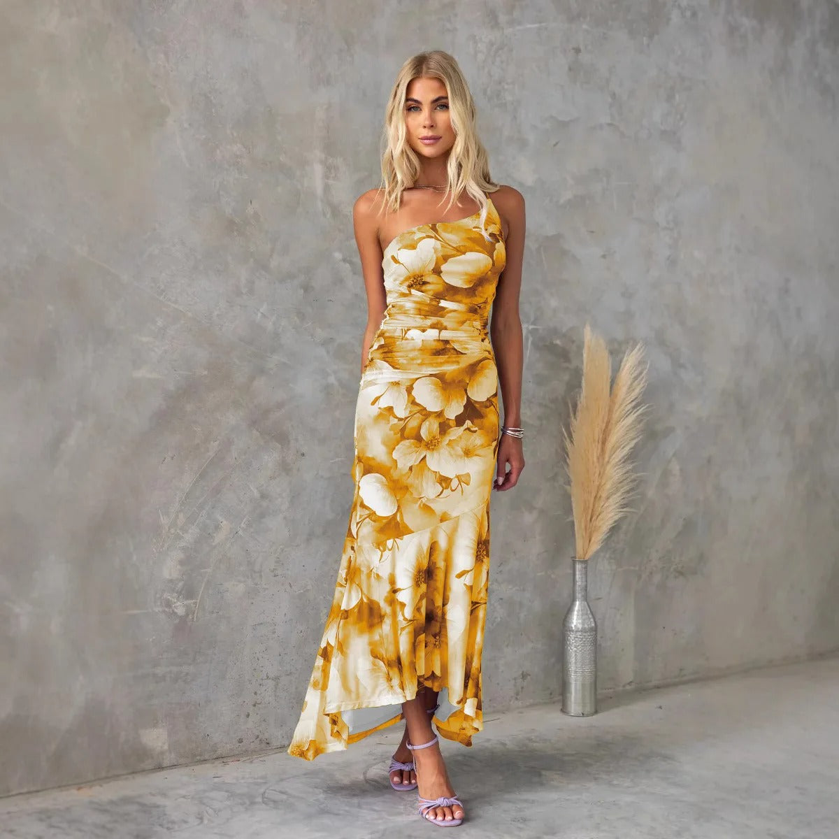 Cinched Waist Short Sleeve Floral Midi Dress for Summer — fabric detail