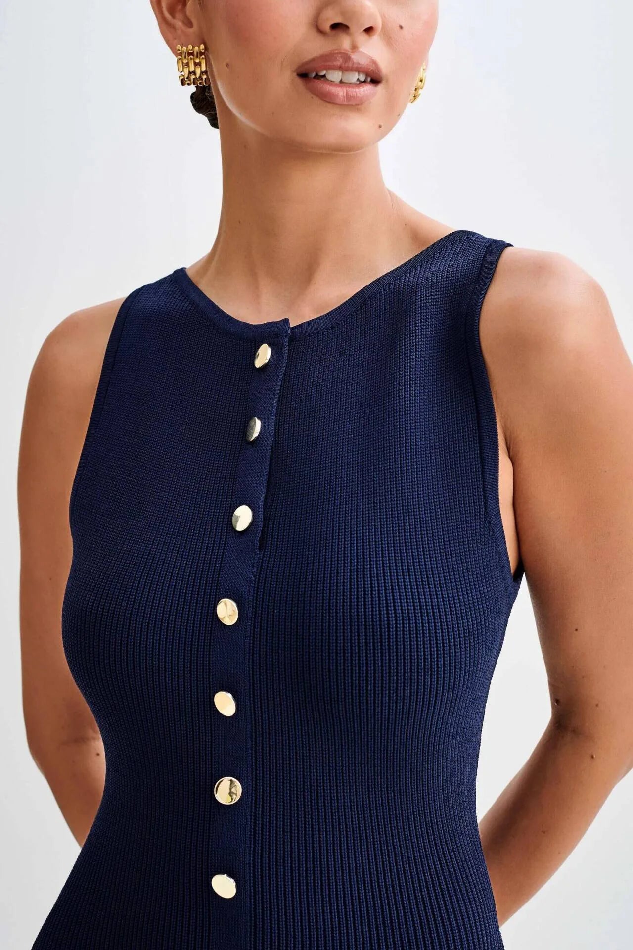 Knitted Maxi Dress – Elegant Sleeveless Bodycon Summer Outfit — styling detail
