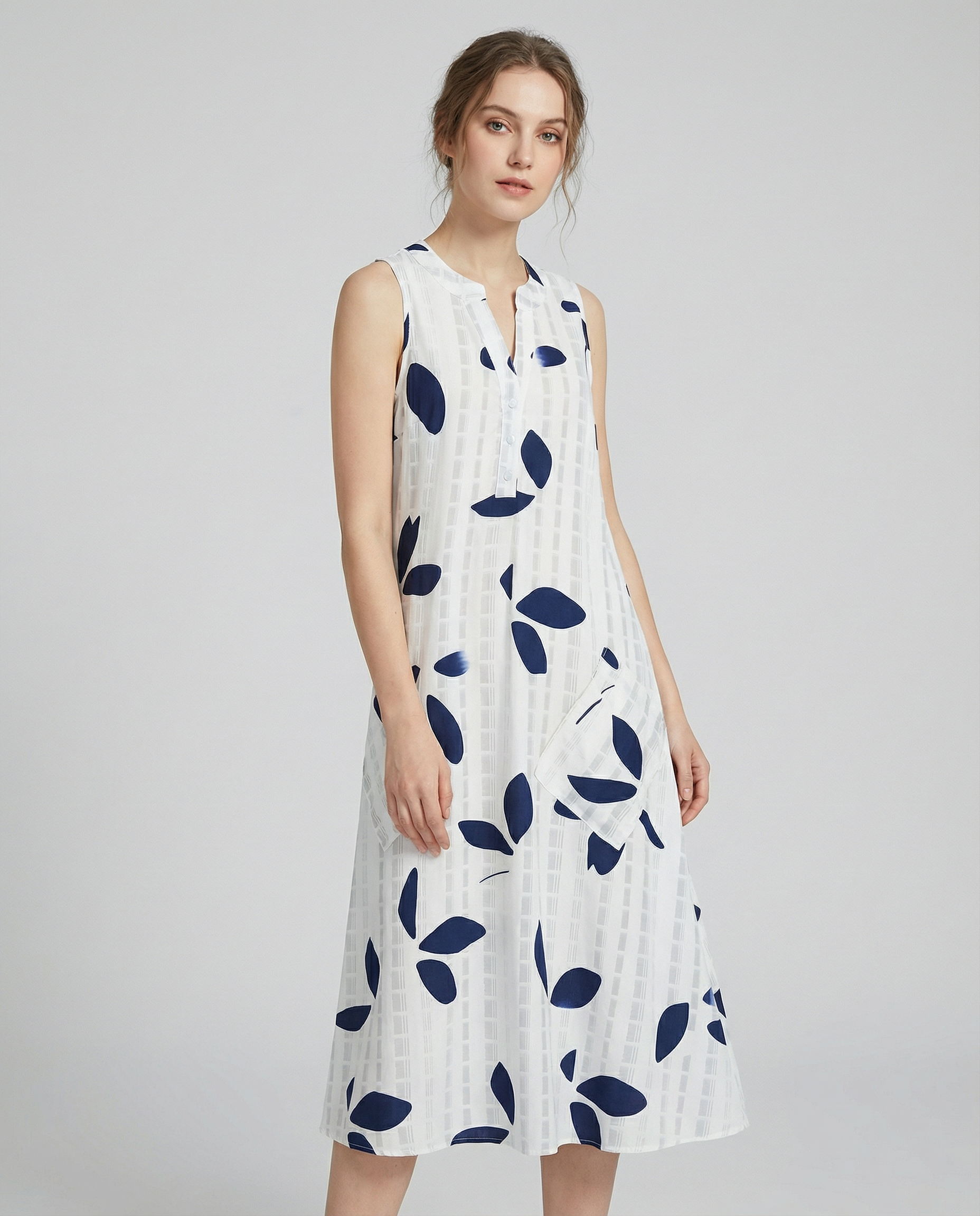Leaf Print Maxi Dress – Stylish V-Neck Sleeveless Summer Outfit — side view