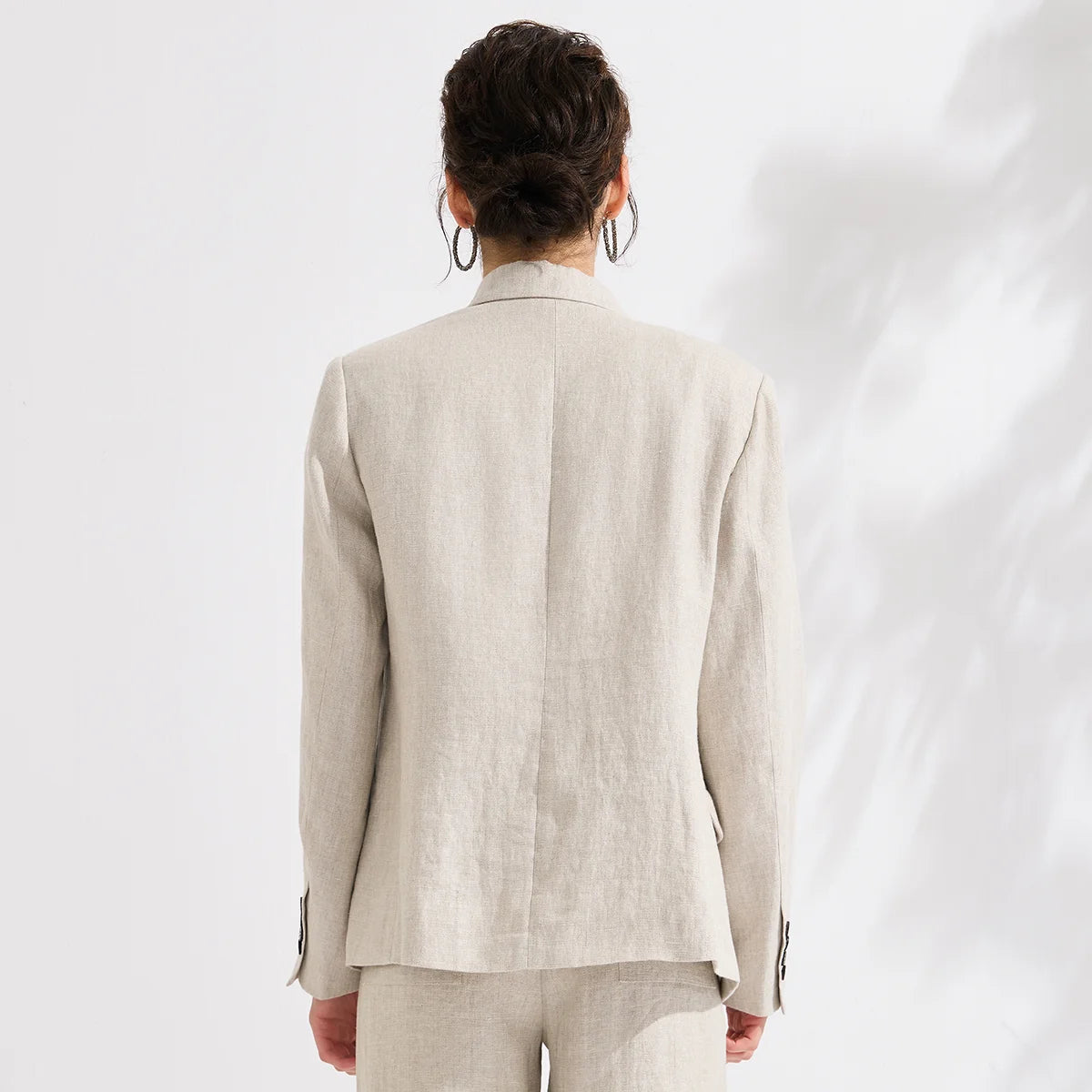 Linen Blazer – Chic Breathable Summer Outerwear — model wearing