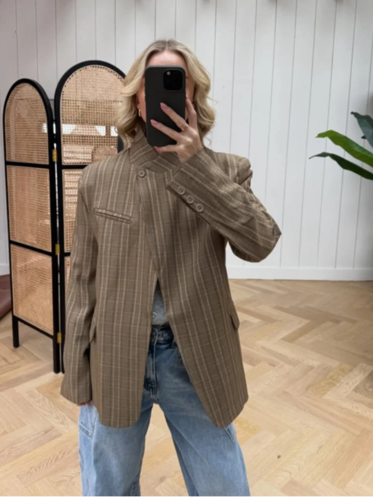 Modern Woman Oversized Blazer – Comfortable Loose Fit with Pockets for Effortless Style — detail view