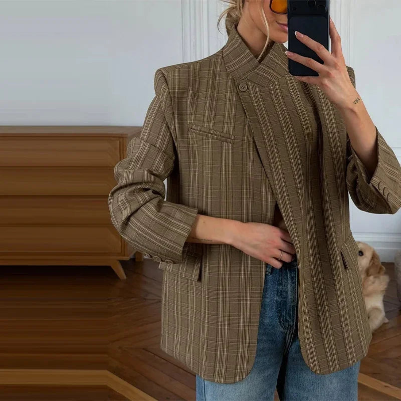 Modern Woman Oversized Blazer – Comfortable Loose Fit with Pockets for Effortless Style — model wearing