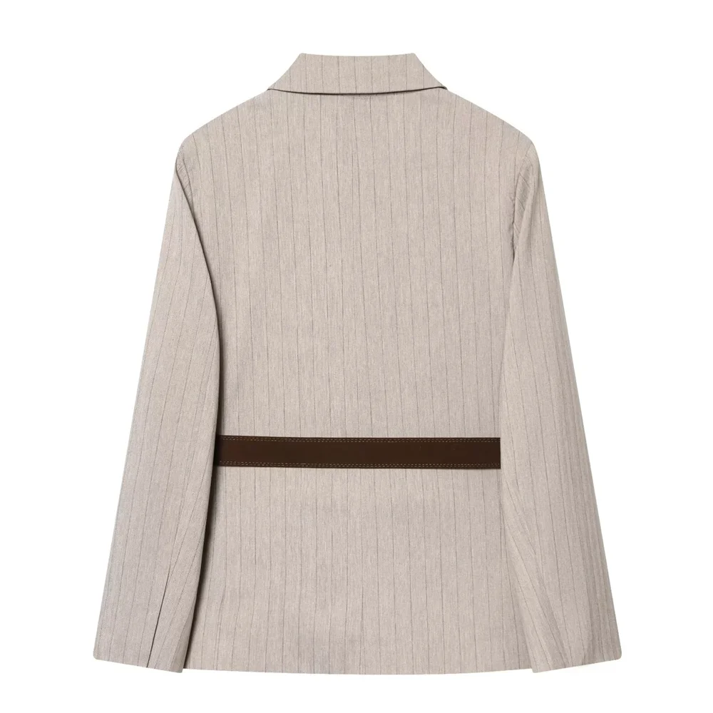 Modern Woman Suit Jacket – Chic Loose Fit with Waist Belt for Versatile Everyday Style — close-up
