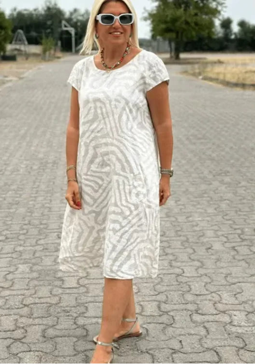 Plus Size Dress – Elegant Short Sleeve Mini Robe for Versatile Occasions — model wearing